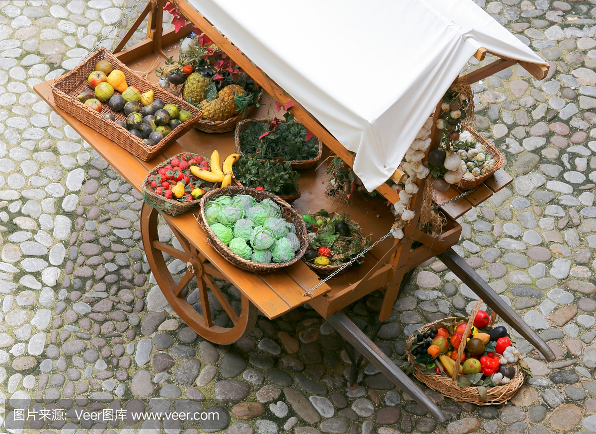 中世纪的一辆装有新鲜水果和蔬菜的蔬菜水果商的手推车